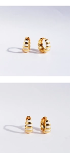 Detailansicht der handgefertigten Emaille-Creolen im Croissant-Stil in Gold und Weiß