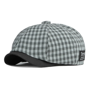 Détail de la casquette rétro à carreaux avec visière noire et écusson STIE FASHION