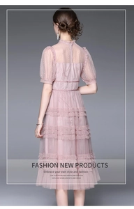 Détail de la robe rose à manches bouffantes avec dentelle et motifs à pois vue de dos