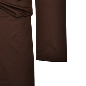 Détail de la robe marron ajustée montrant le tissu élastique et les coutures de la manche