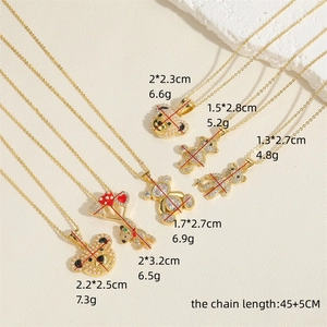Détail de pendentifs ours en émail avec perles et zircons sur chaînes plaquées or 14 carats