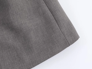 Détail de la texture en sergé gris et des coutures précises de l'ensemble de costume