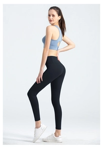 Seitenansicht der schwarzen High-Waist Gym-Leggings mit passendem blauem Sport-BH