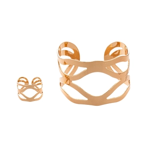 Ensemble deux pièces bracelet ouvert et bague dorée au design évidé pour femme