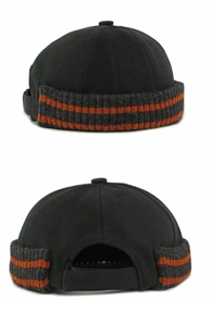 Detail der schwarzen Baumwoll-Dockermütze mit grau-orange gestreiftem Strickbund und Klett
