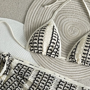 Détail du tissu du bikini au crochet avec motifs à vagues et textures de broderie