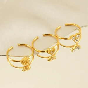 Set di tre anelli placcati oro in acciaio inossidabile con motivi rosa, cuore e cristallo