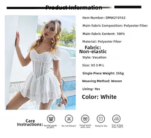 Detalle del diseño de encaje calado blanco y textura tejida en este vestido de vacaciones