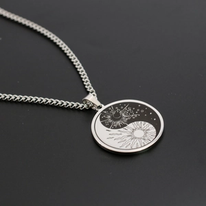 Vue détaillée du collier pendentif Yin Yang avec gravures célestes du soleil et de la lune