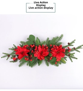 Detailansicht vom roten Weihnachtsstern Kranz mit Tannennadeln, Beeren und Zapfen