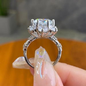 Classic 5 carat sunflower moissanite ring in S925 sterling silver with halo petals