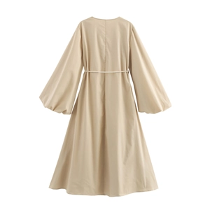 Robe longue bohème kaki avec col en V, manches lanternes et ceinture perlée, vue de dos