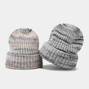 Bonnets en tricot vintage pour femmes avec motifs tie-dye et rayures multicolores