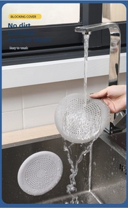 Primo piano del filtro per lavello in silicone flessibile risciacquato sotto l'acqua corrente