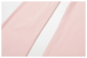 Détail de la couture plate sur le pantalon de yoga évasé rose poudré brossé