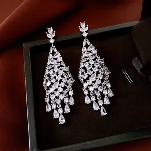 Boucles d'oreilles pampilles à aiguilles en argent avec zircons goutte d'eau et boîte noire