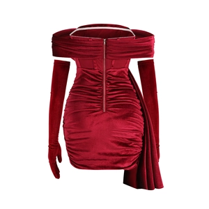 Détail de robe en velours bordeaux avec texture plissée au dos et gants assortis