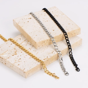 Bracelets à mailles cubaines minimalistes en or, argent et noir sur des supports en pierre
