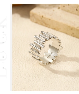 Makroaufnahme von S925 Sterlingsilber Ring mit Innenpunzierung und industriellem Design
