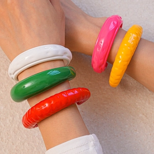 Bracciali rigidi colorati in acrilico con design a pieghe in bianco lucido, verde e rosa