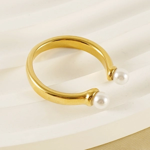 Détail d'une bague ouverte en acier inoxydable doré 18 carats avec deux perles