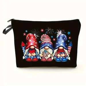 Dettaglio della borsa da trucco in lino con gnomi patriottici e stelle su sfondo nero