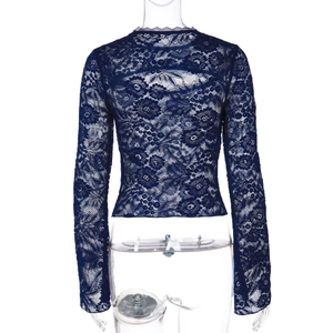 Detailweergave van donkerblauwe kanten stiksels en hol bloemenpatroon op een slanke top