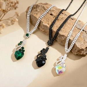 Trois colliers pendentifs coeur avec cristaux sur pierres naturelles en vert noir et clair