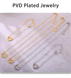 Dettaglio macro dei pendenti a doppio cuore placcati PVD su catene in oro e argento
