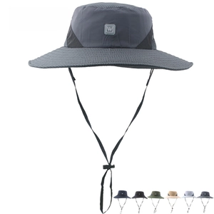 Dettaglio di cappello da sole grigio con rete traspirante e cordoncino antivento regolabile