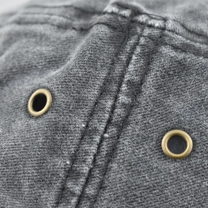 Primo piano del tessuto in cotone lavato con occhielli in metallo per cappello