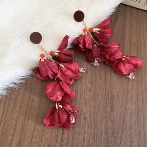 Detailansicht der Vintage-Ohrringe mit roten Stoffblumen, Quasten und Kristallperlen