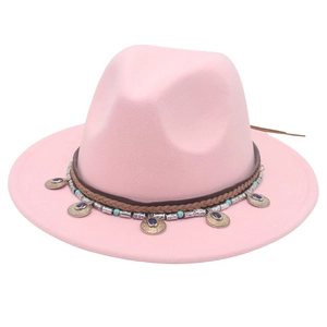 Dettaglio del cappello fedora rosa a tesa larga con fascia decorativa in stile boho