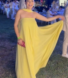 Robe longue jaune élégante avec col licou et coupe évasée fluide tombant jusqu'au sol