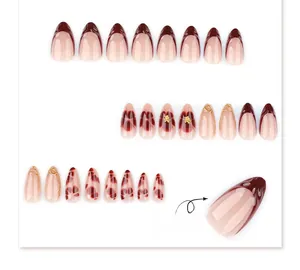 Detaillierte 3D-Nailart in Mandelform mit tiefroten French Tips und floralen Designs