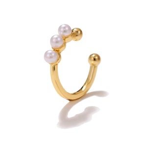 Minimalist C-shaped gold-plated ear cuff with three pearls on a clean white background