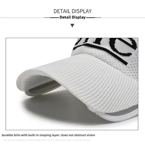 Dettaglio cappello da sole bianco con tesa resistente e strato interno modellante