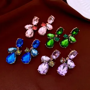 Boucles d'oreilles luxe en cristal de couleur rose, vert, bleu et violet sur soie