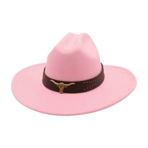 Détail chapeau de cowboy en feutre rose avec lanière en cuir et emblème tête de taureau