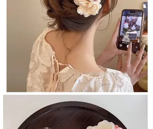 Détail d'épingles à cheveux roses et blanches sur plateau en bois avec vue portée