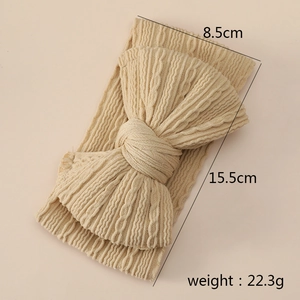 Detail view of beige cable knit baby headband with soft texture and dimensions 15.5x8.5cm
