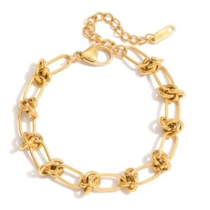 Vue détaillée du bracelet à maillons en acier inoxydable doré avec fermoir ajustable
