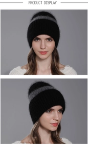 Dettaglio del berretto in maglia a righe nere e grigie con texture soffice e design caldo
