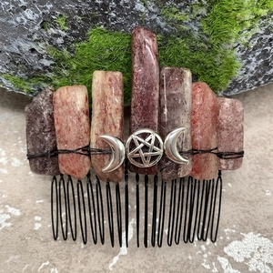 Détail des cristaux de quartz fraise et du symbole de la déesse triple sur le peigne