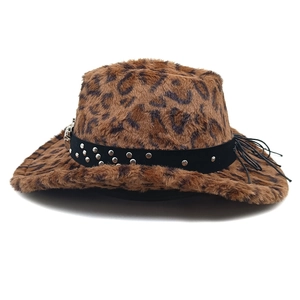 Détail d'un chapeau de cowboy léopard en fausse fourrure avec rivets et pompons noirs