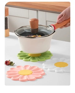 Daisy flower silicone heat resistant placemats in pink, green and white colors