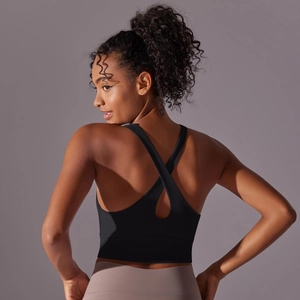 Dettaglio del reggiseno sportivo nero con spalline incrociate a X e bordo inferiore largo