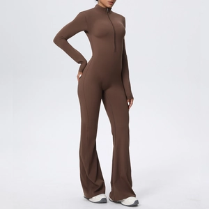 Détail d'une combinaison de yoga marron avec col demi-zippé et bas de pantalon évasé