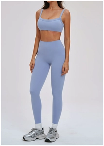 Dettaglio del reggiseno sportivo azzurro con scollo a U e design posteriore traforato