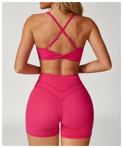 Détail du soutien-gorge à dos croisé et du short de fitness taille haute en rose vif